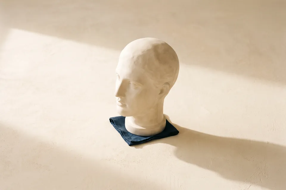 Klassische Gipsbüste im Dreiviertelprofil mit klar gezeichneter Kieferlinie, am Hals angeschnitten